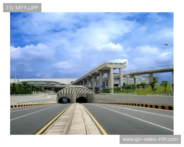 深圳新鹏城强势拉边，直接撕开整侧空间